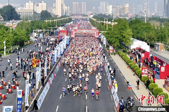 2024保定马拉松汇聚两万名国内外选手，庞伟、钱