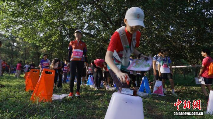 500余名中外选手江苏盱眙挑战定向越野 自然与历