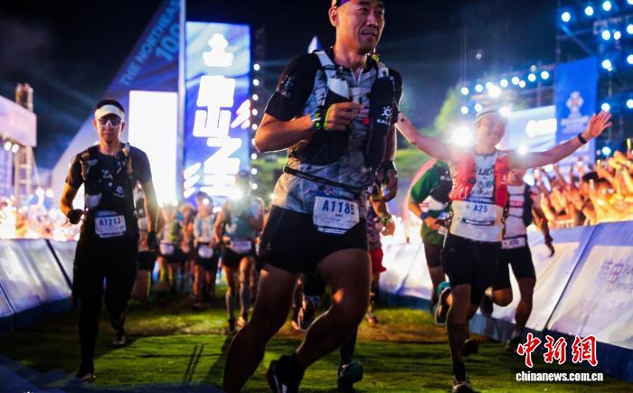 中国跑者黄威勇夺2025东北100松花湖跑山赛100公里