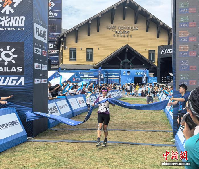 中国跑者黄威勇夺2025东北100松花湖跑山赛100公里