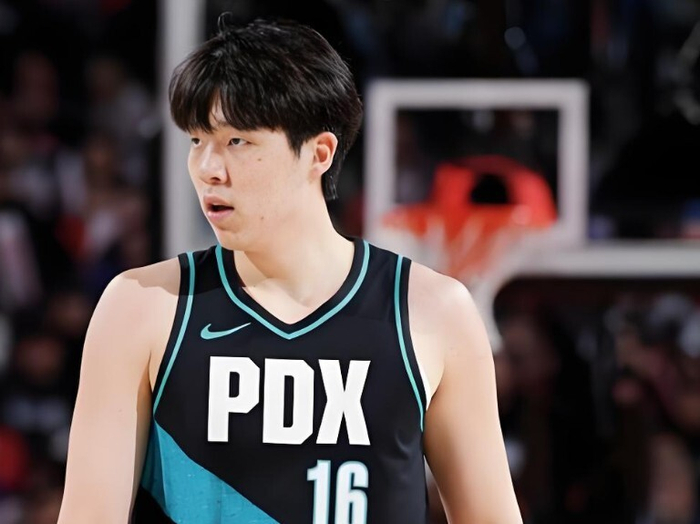 杨瀚森替补登场48秒无数据遭韩乔生质疑主教练战