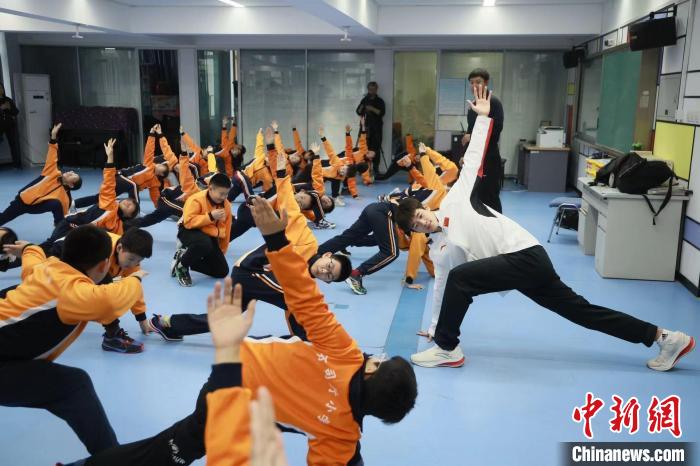 游泳世界冠军潘展乐走进分司厅小学 以体育精神