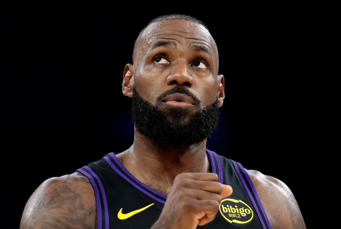 詹姆斯未来抉择系湖人战