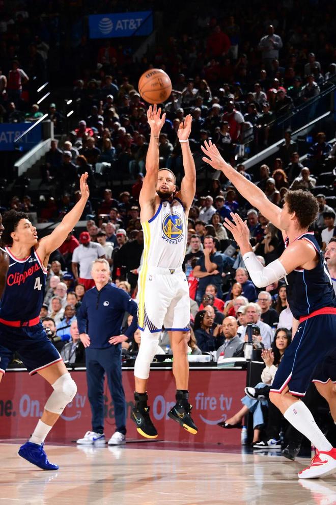 勇士末节狂轰43分逆转快船，76人挺进季后赛