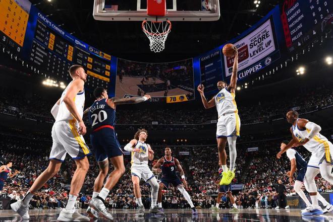 勇士末节狂轰43分逆转快船，76人挺进季后赛