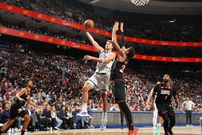 勇士末节狂轰43分逆转快船，76人挺进季后赛