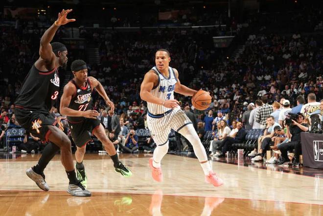 勇士末节狂轰43分逆转快船，76人挺进季后赛