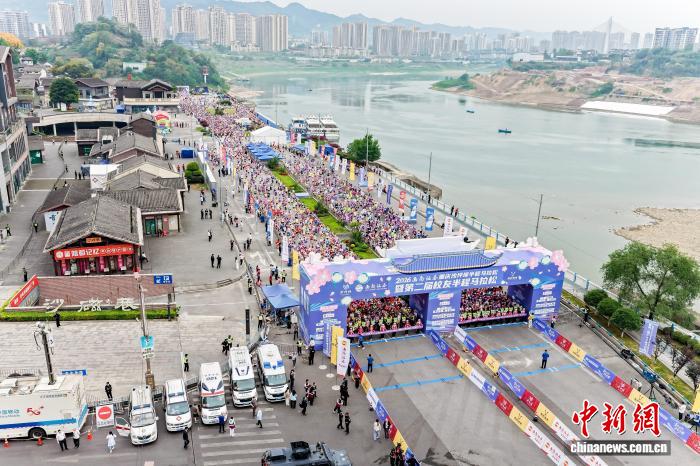 校友重聚母校 共跑青春赛道