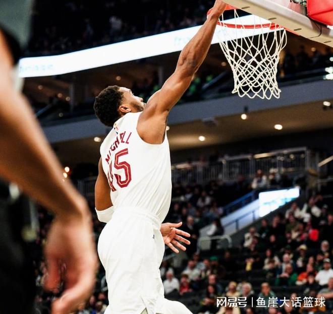 雄鹿惨败骑士 字母哥伤退 骑士爆冷胜出